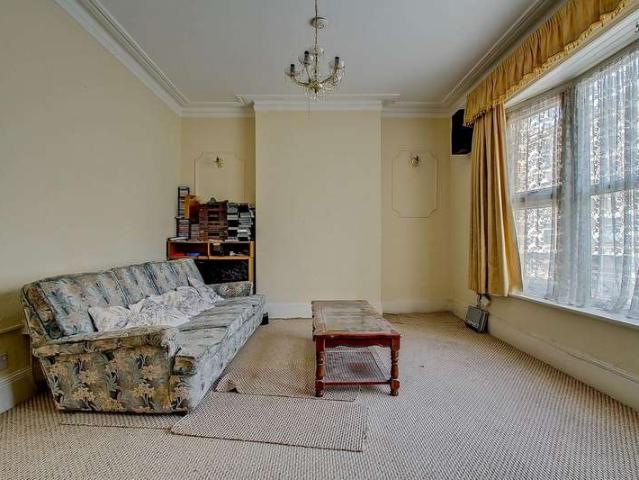 Flat for sale in North Finchley, Greater London