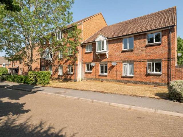 Flat for sale in Westborough, Surrey