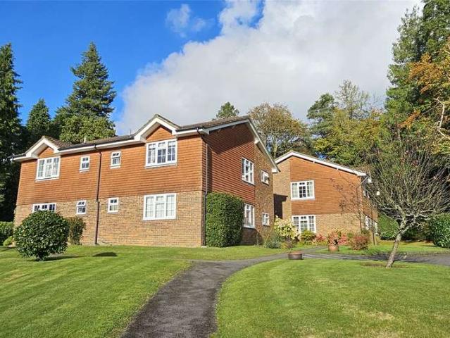 Flat for sale in Fole, Surrey