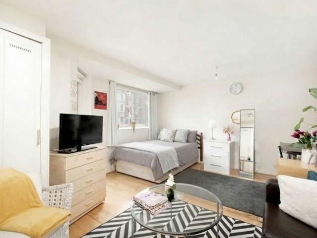 Flat for sale in Earl's Court, Greater London
