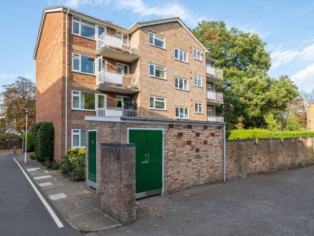 Flat for sale in London Borough of Richmond upon Thames, Greater London