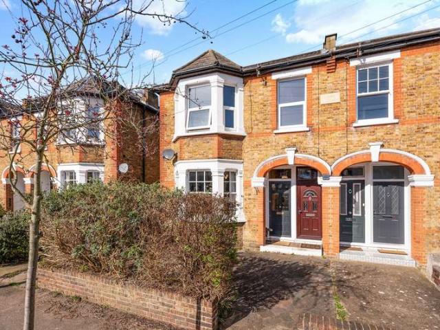 Flat for sale in Berrylands, Greater London
