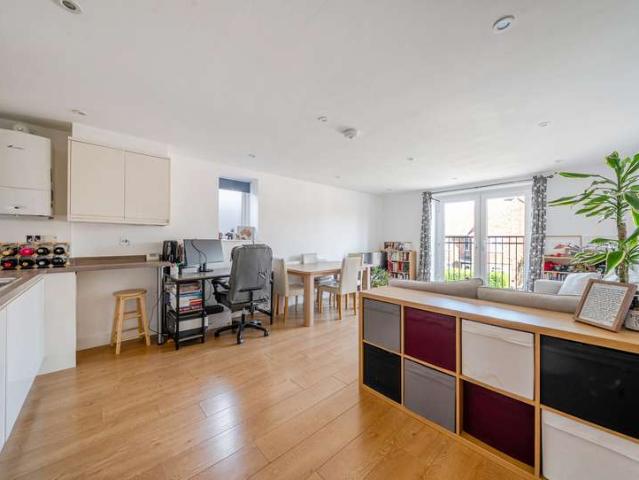 Flat for sale in Sevenoaks, The Butts