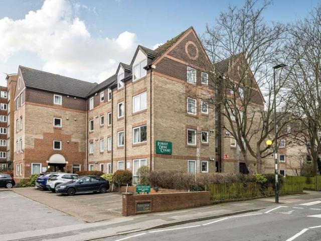 Flat for sale in Carshalton Beeches, Greater London