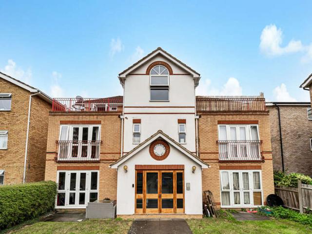 Flat for sale in Staines, Surrey