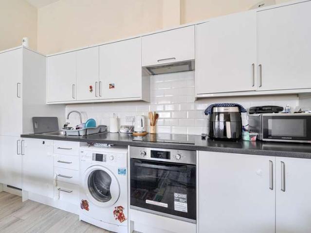 Flat for sale in Red Hill, Surrey