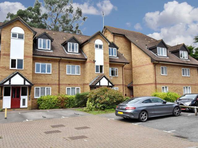 Flat for sale in Garston, Watford