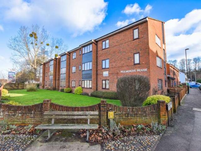 Flat for sale in London Borough of Croydon, Purley