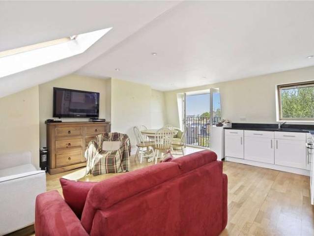 Flat for sale in Shepherd's Bush, Greater London