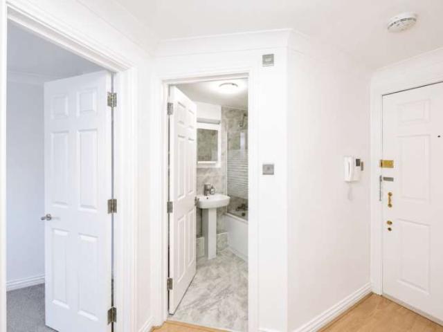 Flat for sale in Stepney, Greater London
