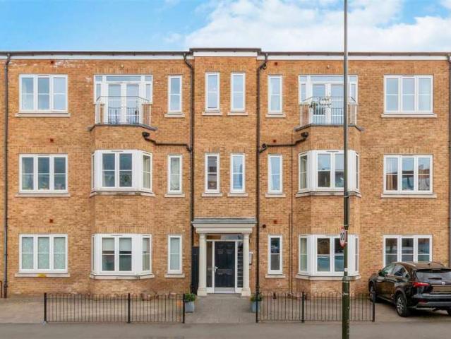 Flat for sale in London Borough of Merton, Raynes Park