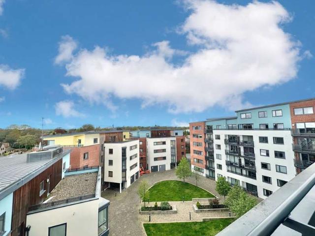 Flat for sale in Heol-las, Surrey