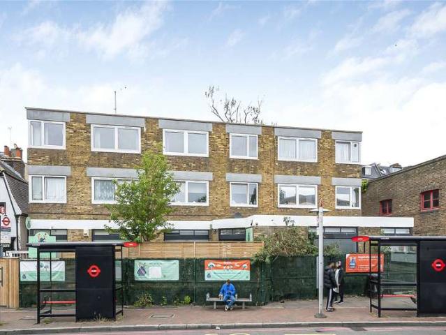 Flat for sale in Roehampton, Greater London