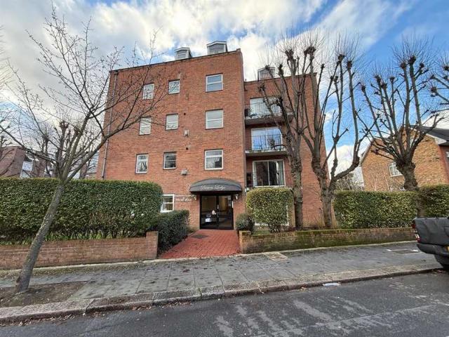 Flat for sale in South Hampstead, Greater London