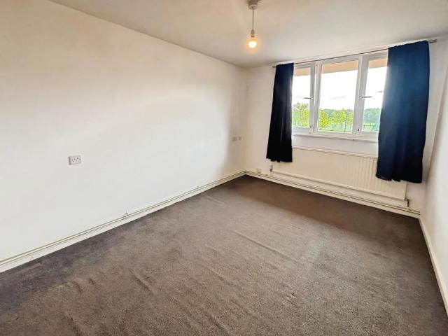 Apartment for rent in Row Town, Surrey