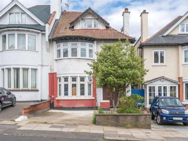 Flat for sale in Muswell Hill, Greater London