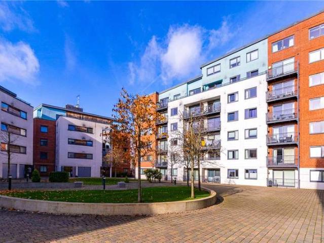 Flat for sale in Heol-las, Surrey