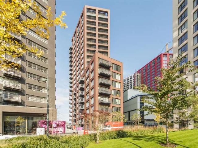 Flat for sale in London City Island, Blackwall