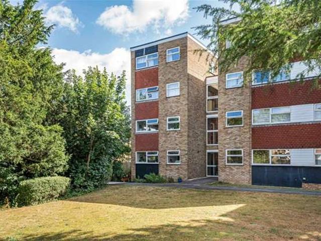 Flat for sale in Hatching Green, Five Acres