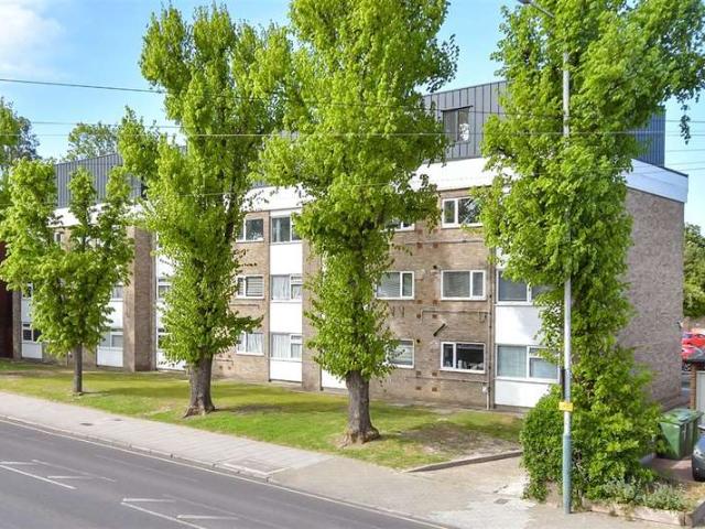 Flat for sale in Hornchurch, Greater London