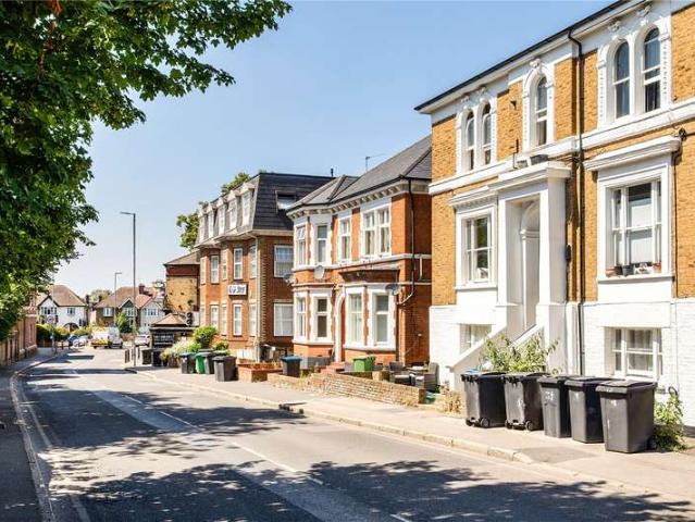 Flat for sale in Surbiton, Greater London