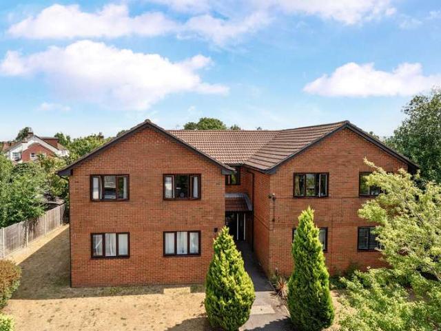 Flat for sale in Westborough, Surrey