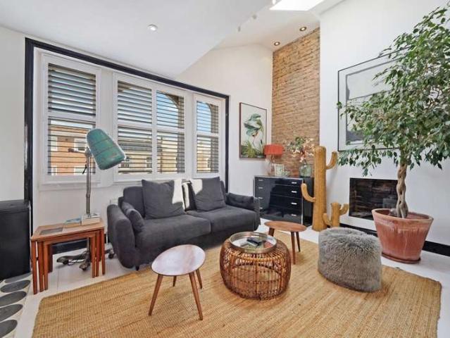 Flat for sale in North Kensington, Greater London