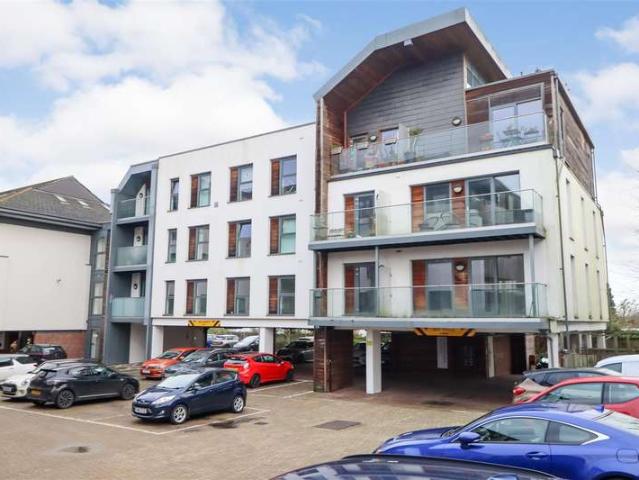 Flat for sale in Roffey, Horsham