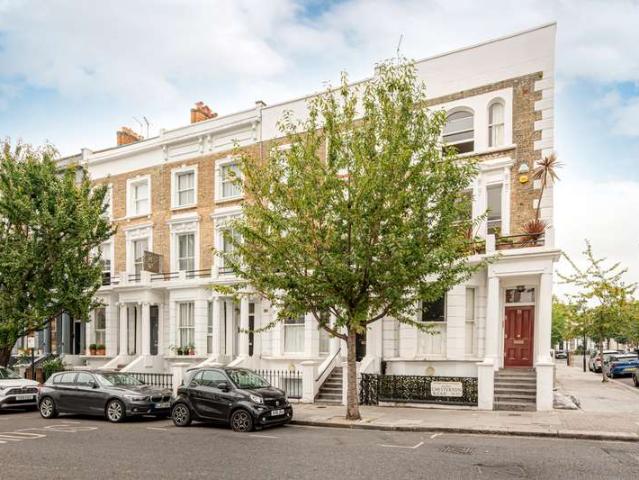 Flat for sale in North Kensington, Greater London
