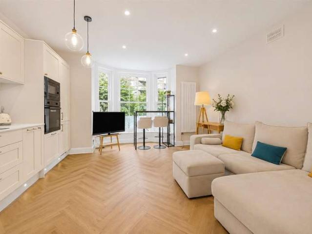 Flat for sale in Kilburn, Greater London