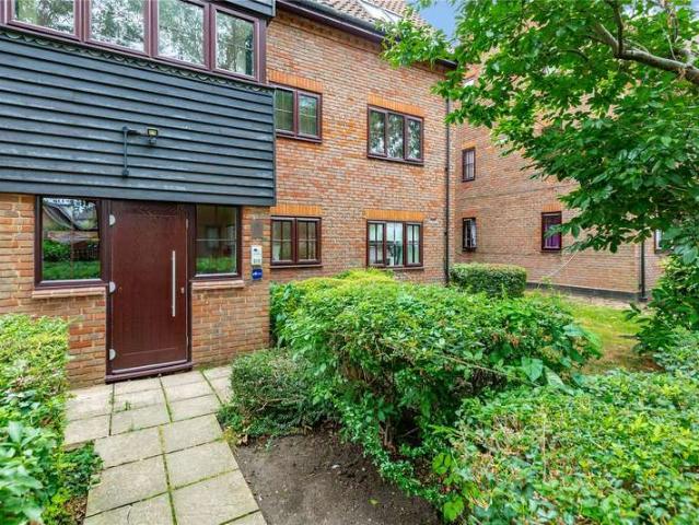 Flat for sale in Noak Hill, Essex