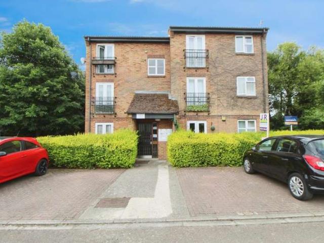Flat for sale in Slough