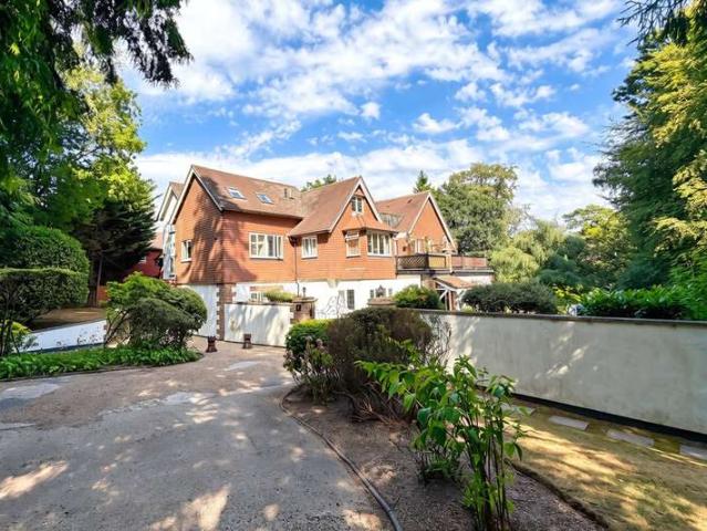 Flat for sale in Fole, Surrey