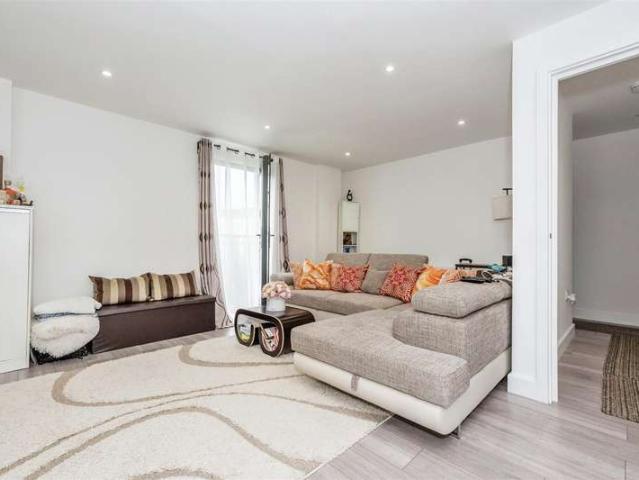 Flat for sale in Badgers Dene, Grays
