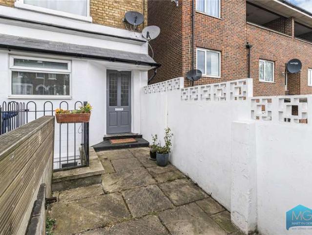 Flat for sale in Colney Hatch, Greater London