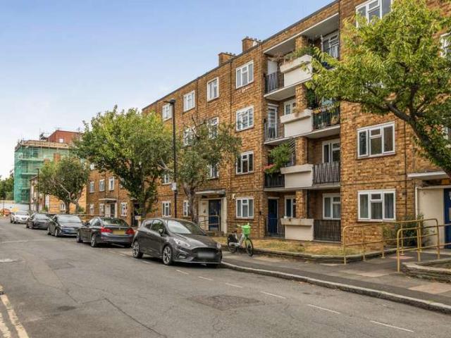 Flat for sale in Hornsey, Greater London