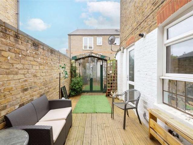 Flat for sale in Clapham Junction, Greater London