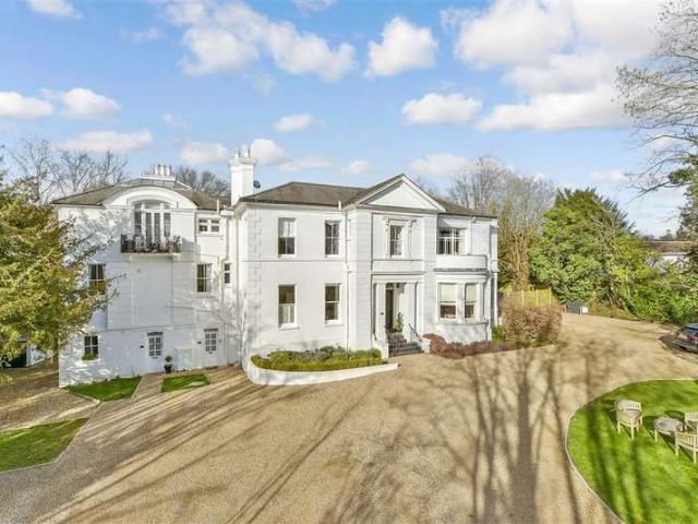Flat for sale in Red Hill, Surrey