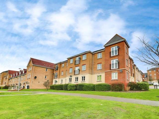 Flat for sale in Purfleet, Essex
