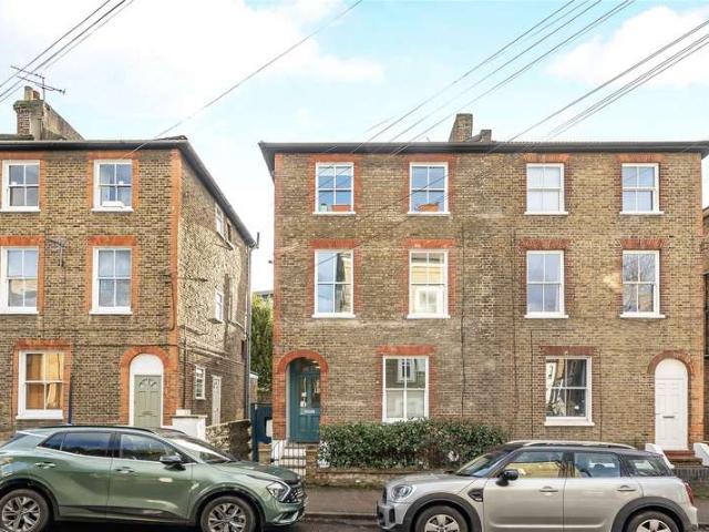Flat for sale in Surbiton, Greater London