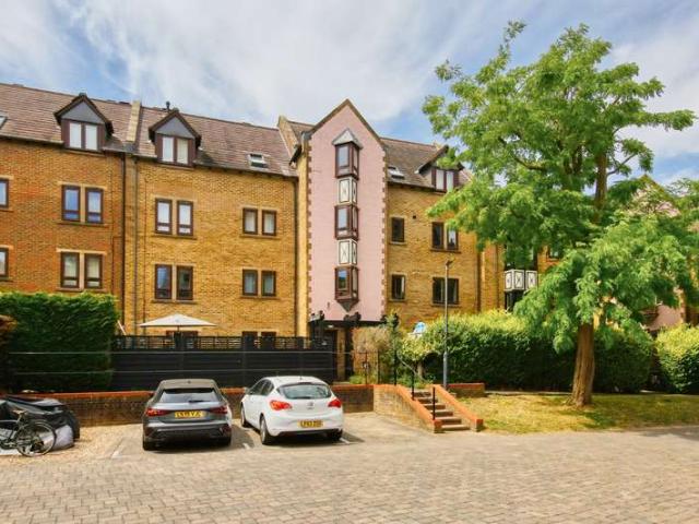 Flat for sale in Ham, Greater London