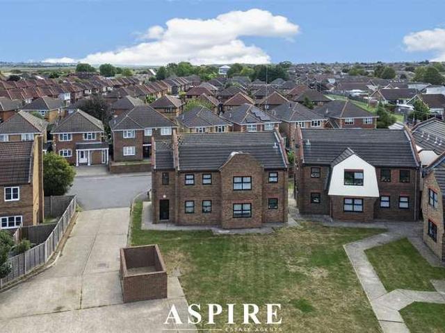 Flat for sale in Winter Gardens, Essex