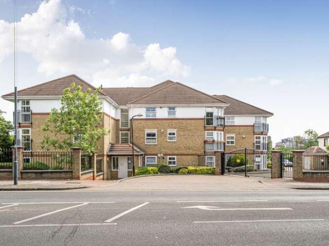 Flat for sale in Preston, Greater London