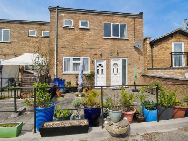 Flat for sale in Broxbourne, Hertfordshire
