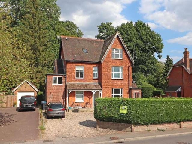 Flat for sale in Nutfield, Hillview
