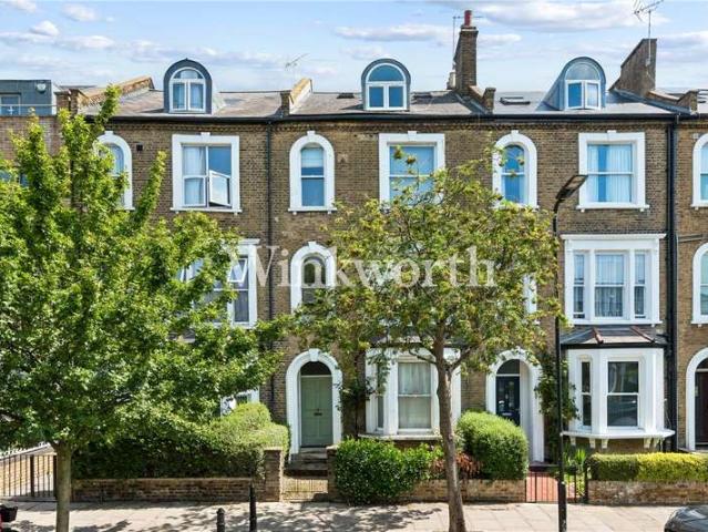 Flat for sale in Brownswood Park, Stoke Newington