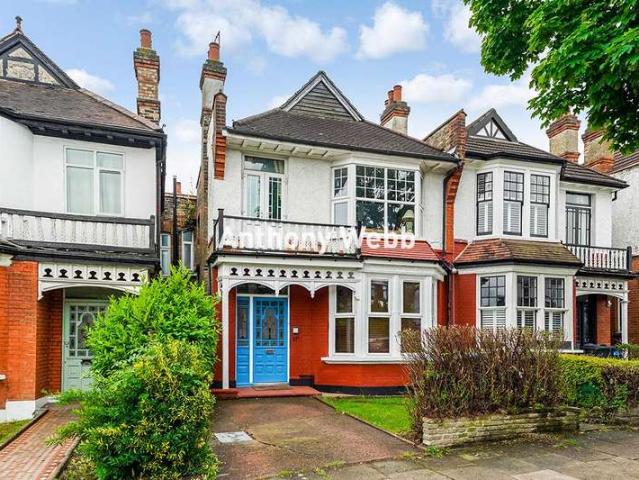 Flat for sale in Palmers Green, Greater London