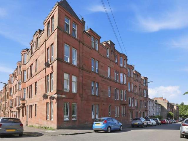 Flat for sale in Shawmoss, Shawlands
