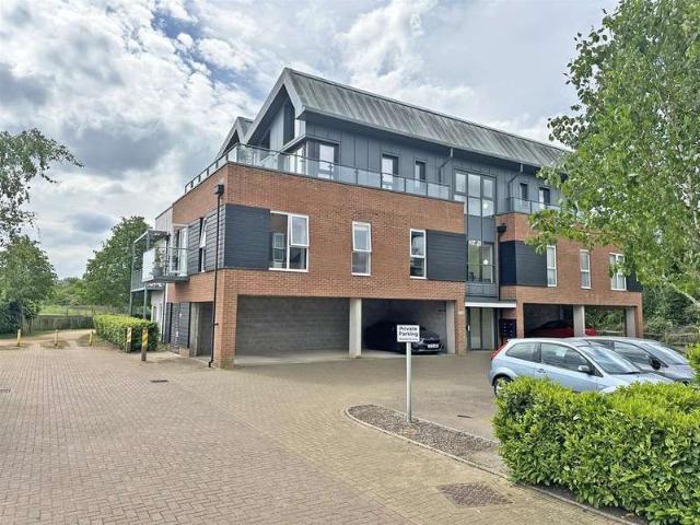 Flat for sale in Red Hill, Surrey
