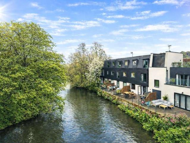 Flat for sale in Fole, Surrey